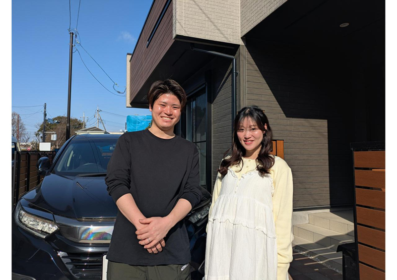 新居の前でご夫婦で記念撮影!!