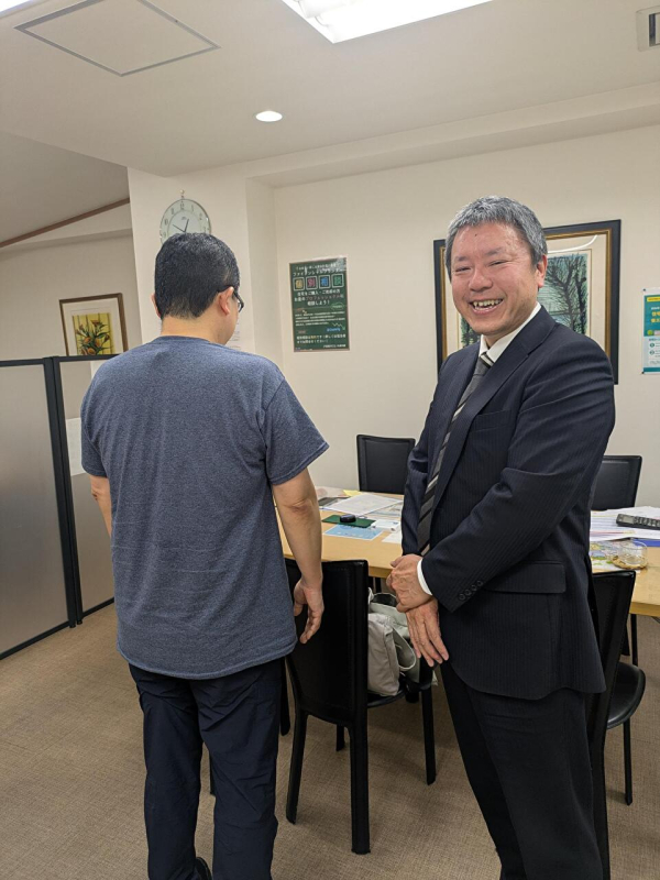 後ろ姿のA様と担当営業