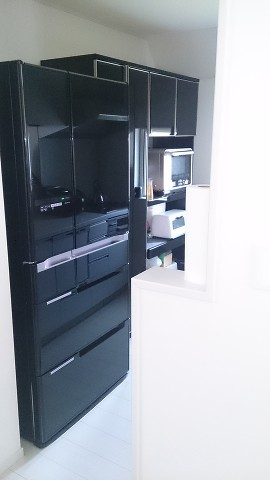 キッチン周りは黒いキッチンボードがかっこいいです。