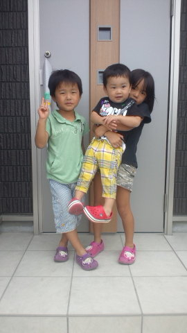 お姉ちゃんが抱っこ・・・優しいお姉ちゃんだねっ!