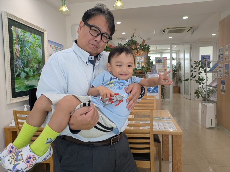 抱っこしてピースy 目線のその先は...