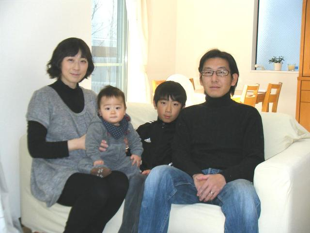 ご家族様揃って、部屋の中にて。