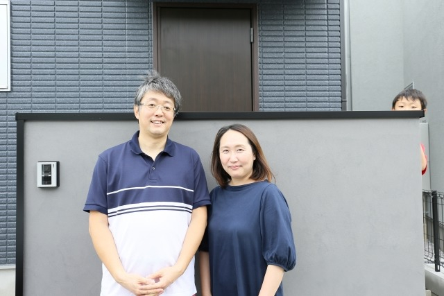 ご夫婦のツーショット、と思いきや...お兄ちゃんの影が(**;