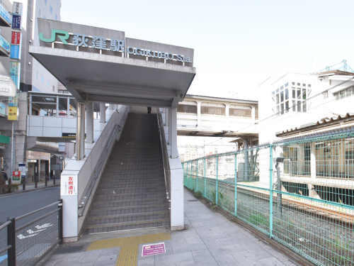 JR中央線「荻窪」駅西口の出口より横断歩道を渡った場所に藤和ハウス荻窪店がございます。