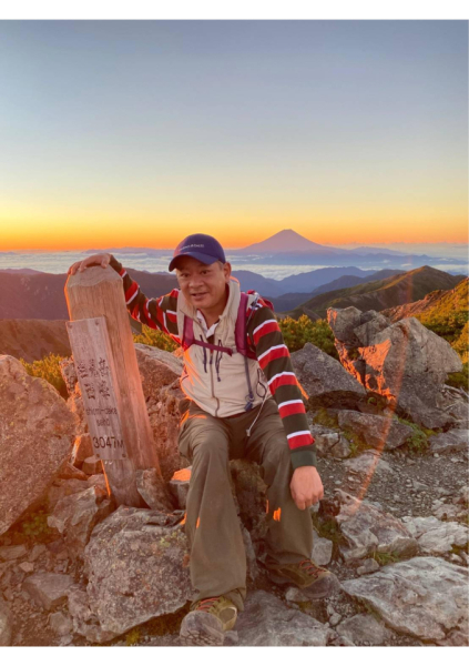 2021年8月に、日本百名山にも数えられる南アルプスの塩見岳に行ってまいりました。
ご来光の中、富士山などの山々を四方にのぞむ山頂からの景色は最高でした！