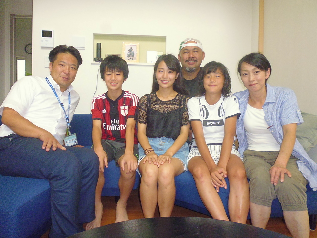 吹き抜けから降り注ぐ光は、優しくリビングを包み込みます。