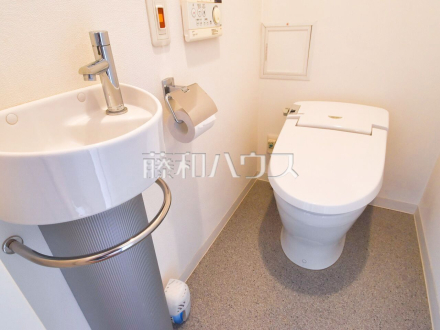 トイレ　少ない水でも常にキレイを保ち、汚れが付きにくいトイレ！　【グローリオ三鷹】／撮影日2024/04/07