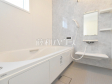 6号棟　浴室　【昭島市田中町１丁目】 白を基調とした清潔感あふれるバスルームです。