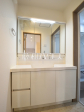 B号棟　洗面室　【国立市谷保】洗面室は、急いでいる朝でも二人で使える広さになっております。　
