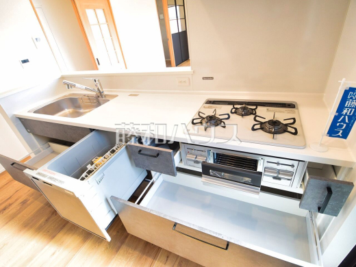 2号棟　ビルトイン食洗機　【世田谷区宇奈根２丁目】
　ビルトイン食洗機は毎日の家事を軽減させてくれます。またワークトップも広々使え機能性も向上します。　