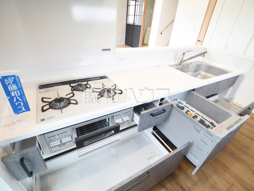 4号棟　ビルトイン食洗機　【世田谷区宇奈根２丁目】
　ビルトイン食洗機は毎日の家事を軽減させてくれます。またワークトップも広々使え機能性も向上します。　