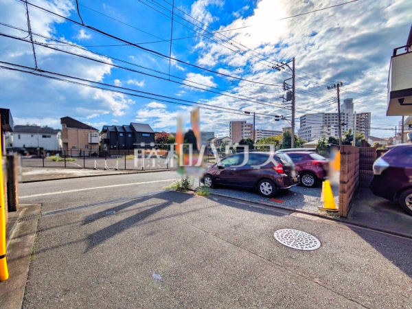 接道状況および現場風景 【東久留米市神宝町1丁目】 見学はしたいけど、なかなか時間が取れない・・・そんな方に出勤前や仕事終わりにマイホームを見学できるサポートをいたします。 接道状況および現場風景 【東久留米市神宝町1丁目】 見学はしたいけど、なかなか時間が取れない・・・そんな方に出勤前や仕事終わりにマイホームを見学できるサポートをいたします。
