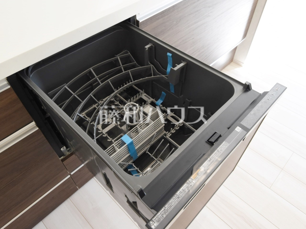 食器洗浄乾燥機キッチンには家事時間を短縮する食洗機付き。　【練馬区高松２丁目】