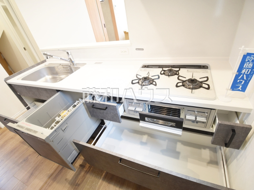 4号棟　ビルトイン食洗機　【世田谷区宇奈根２丁目】
　ビルトイン食洗機は毎日の家事を軽減させてくれます。またワークトップも広々使え機能性も向上します。　