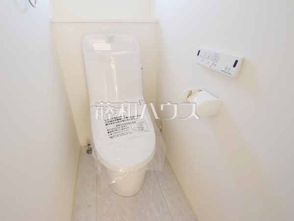 B号棟　トイレ　【練馬区石神井台７丁目】清潔な空間を保ちたいトイレはオフホワイトでまとめました。毎日使う場所だからこそお手入れも楽々にできる機能が搭載されております。