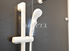 2号棟　シャワーヘッド　【国分寺市戸倉２丁目】浴室のシャワーは手元で止水ができるスイッチ付シャワーヘッドにより、さらに節水効果がアップします。　