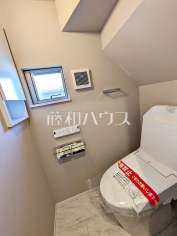 温水洗浄便機能付きトイレ　【狛江市駒井町３丁目】
温水洗浄便機能付きトイレで清潔にご使用いただけます。　