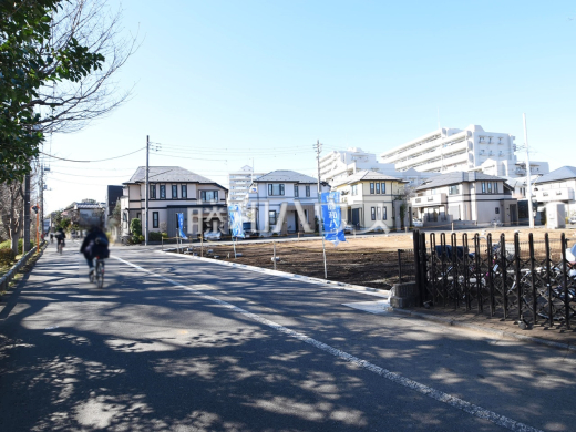 接道状況および現場風景　【西東京市柳沢３丁目】
前面道路は歩道もあり、小さなお子様にも安心ですね。　