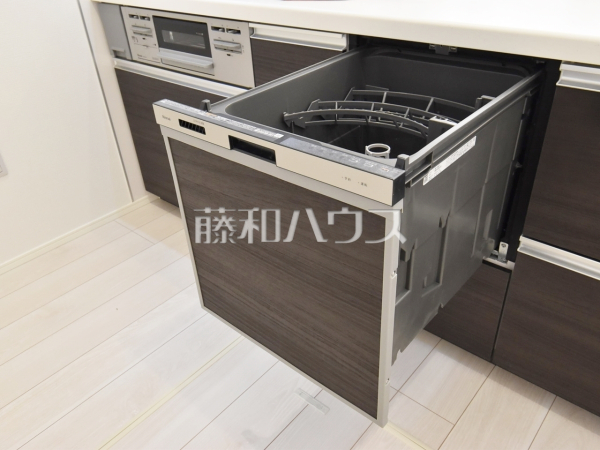 キッチンには家事時間を短縮する食洗機付き。　【練馬区大泉町４丁目】