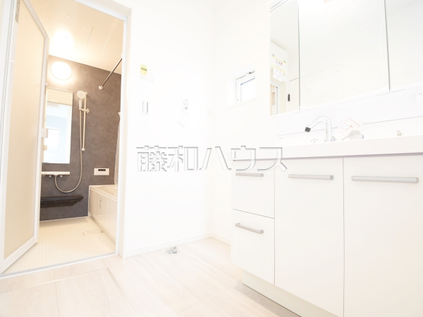 1no1号棟　浴室は換気・乾燥・暖房機付きで、入浴前も入浴後も快適です。　　【狛江市岩戸南２丁目】
