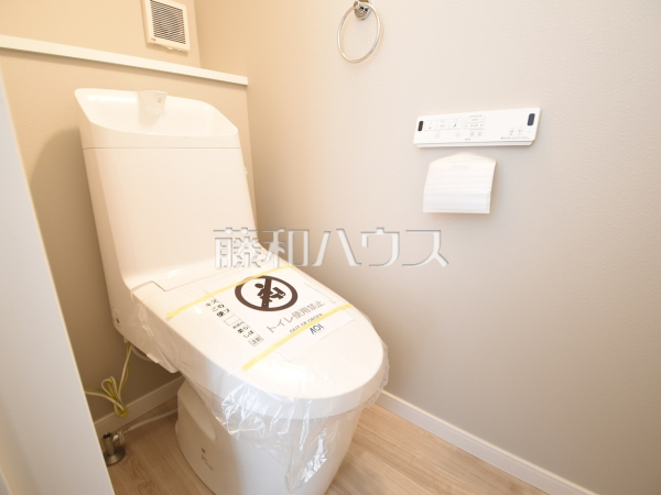 2no2号棟　トイレ　【狛江市岩戸南２丁目】トイレはいつまでも清潔な空間を保てるように、目に留まるだけではなく、汚れを拭き取り易いフロアと壁紙にしました。　
