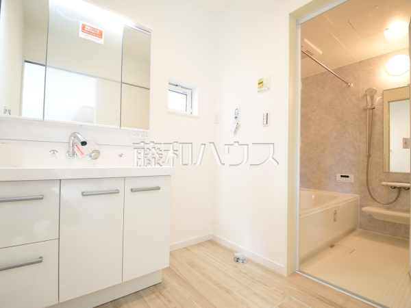 2no2号棟　洗面室　【狛江市岩戸南２丁目】洗面室は、急いでいる朝でも二人で使える広さになっております。　