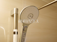 スイッチ付シャワーヘッド　【調布市佐須町５丁目】
浴室のシャワーは手元で止水ができるスイッチ付シャワーヘッドにより、さらに節水効果がアップします。　