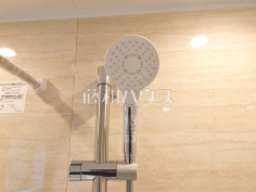 シャワーヘッド　【杉並区和田１丁目】浴室のシャワーは手元で止水ができるスイッチ付シャワーヘッドにより、さらに節水効果がアップします。　