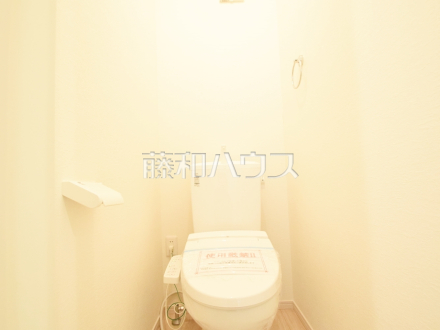 温水洗浄機能付きトイレで清潔にご使用いただけます。【練馬区大泉学園町１丁目】1号棟　トイレ　／撮影日2024/03/29