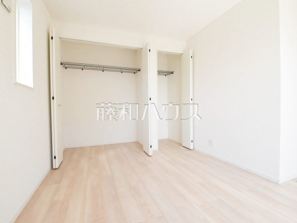 1号棟　各居室にはクローゼットを完備し、家具を置くスペースが確保しやすい設計がされております。　【練馬区貫井４丁目】