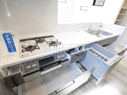 3号棟　ビルトイン食洗機　【狛江市岩戸南３丁目】
　ビルトイン食洗機は毎日の家事を軽減させてくれます。またワークトップも広々使え機能性も向上します。　／撮影日2024/03/31