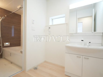 4号棟　洗面室　【日野市新町４丁目】洗面室は、急いでいる朝でも二人で使える広さになっております。／撮影日2024/04/19
