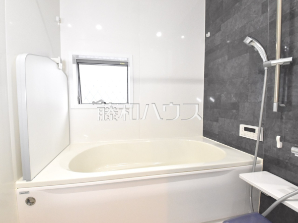 白を基調とした清潔感あふれるバスルームです　　【日野市程久保３丁目】浴室
