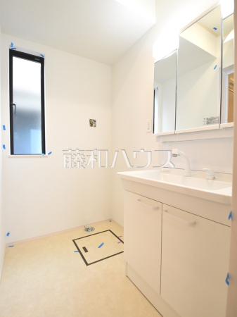 H号棟　洗面室　【小平市仲町】洗面室は、急いでいる朝でも二人で使える広さになっております。　