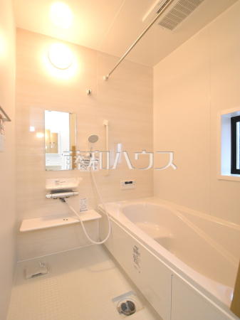 H号棟　浴室　【小平市仲町】白を基調とした清潔感あふれるバスルームです　