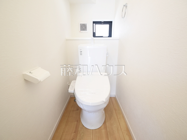 トイレ　【稲城市東長沼】各階にトイレを設けておりますので、朝の忙しい時間などトイレの取り合いで喧嘩になることも少なそうですね。　