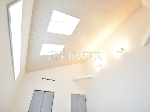 天井高で開放的な居室は、自然光を十分取り入れて心地よい空間を演出します。
居室　【清瀬市野塩４丁目】