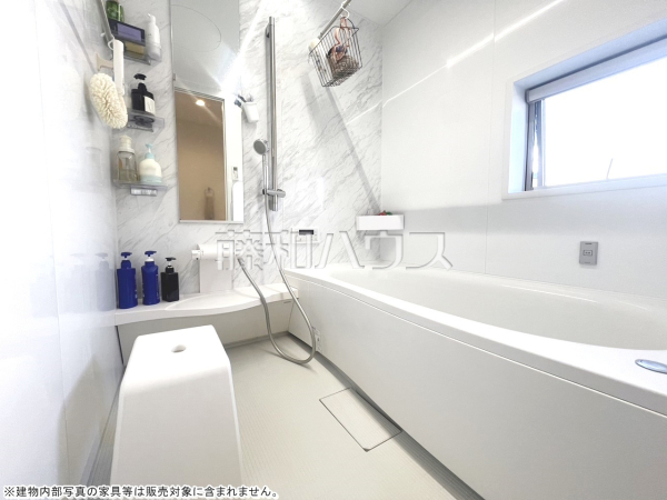 浴室　【国立市富士見台１丁目】
窓付き浴室はしっかり換気ができていつも清潔に、毎日のバスタイムが楽しみになります。　