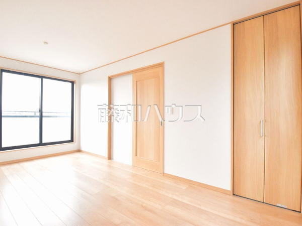 居室　【清瀬市松山２丁目】木目が美しいウッディなフローリングの居室は、穏やかで心安らぐ空間となるでしょう。