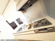 キッチン　【シティハウス仙川緑ケ丘】システムキッチンは凹凸が少ないため、うっかりお料理をこぼした際もサッと拭き取ることができます。　