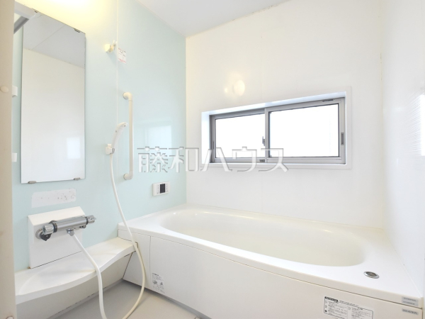 白を基調とした清潔感あふれるバスルームです　　【西東京市緑町２丁目】浴室
