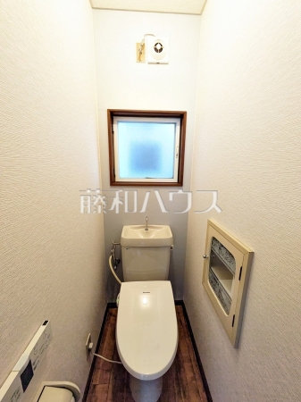 トイレ　【東村山市多摩湖町２丁目】各階にトイレを設けておりますので、朝の忙しい時間などトイレの取り合いで喧嘩になることも少なそうですね。　