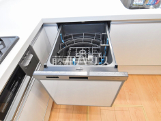 2号棟　食器洗浄乾燥機　【杉並区上高井戸２丁目】 ビルトイン食洗機は毎日の家事を軽減させてくれます。またワークトップも広々使え機能性も向上します。 