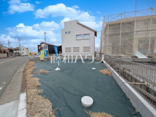 25号地 接道状況および現場風景 【日野市大字日野】
前面道路はゆとりの5m。車の出し入れも楽々です。