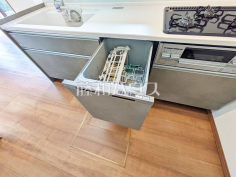 食器洗浄乾燥機 食洗機は水仕事を軽減するとともに、手洗いに比べ節水効果も期待できます 食器洗浄乾燥機 食洗機は水仕事を軽減するとともに、手洗いに比べ節水効果も期待できます