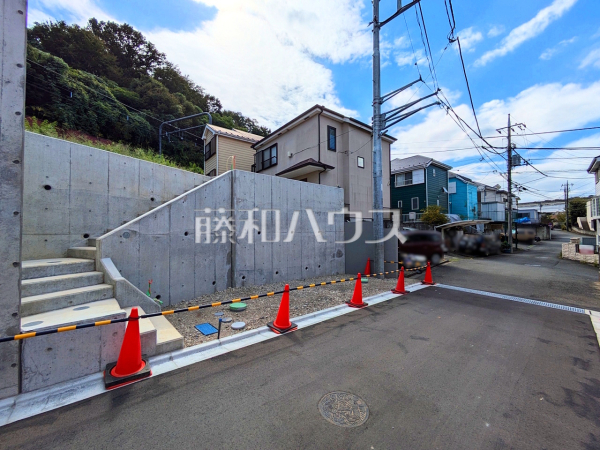 接道状況および現場風景 【日野市三沢3丁目】周辺は落ち着いた雰囲気の住宅地です。小さなお子様がいるご家庭も安心です。 接道状況および現場風景 【日野市三沢3丁目】周辺は落ち着いた雰囲気の住宅地です。小さなお子様がいるご家庭も安心です。