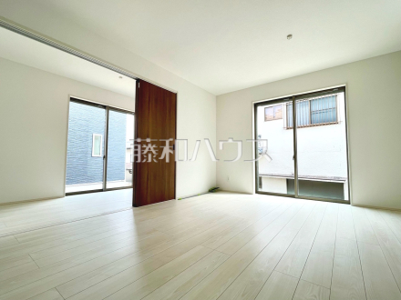 1号棟 リビング 家族が揃って食事できるゆとりある大きさのLDK/撮影日2025/03/10