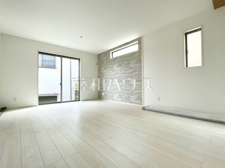 1号棟 リビング 圧迫感がない広々LDK。窓からは陽光をたっぷり採り込み、明るく快適な団らん空間となっております。 /撮影日2025/03/10