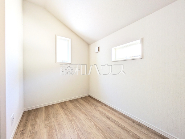 2号棟 納戸は窓が控えめで日光の影響を受けにくく、洋服や本の日焼けを気にせず保管することができます。 【八王子市長沼町】 2号棟 納戸は窓が控えめで日光の影響を受けにくく、洋服や本の日焼けを気にせず保管することができます。 【八王子市長沼町】