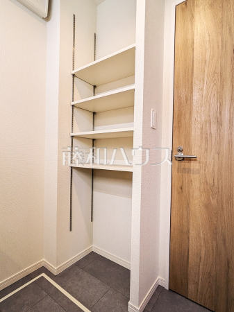 2号棟 洗面室にはバスタオルや洗面具などをきれいに整理できる便利な棚を設置しました 【八王子市長沼町】 2号棟 洗面室にはバスタオルや洗面具などをきれいに整理できる便利な棚を設置しました 【八王子市長沼町】